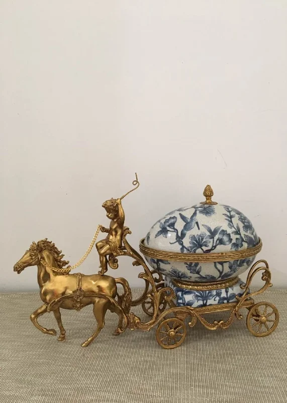 Decorative Horse-Drawn Trama